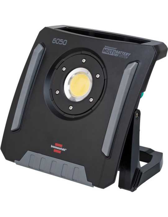 Foco híbrido LED 6050 MH con toma de corriente + MULTI BATTERY SYSTEM compatible con baterías de 18V (IP65) BRENNENSTUHL