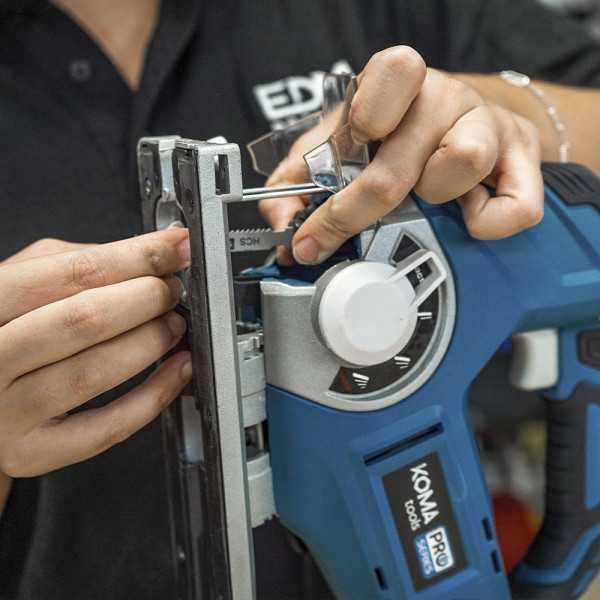 Kit Sierra de Calar 20 V con Bateria 2.0A y Cargador 08772. 23 x 21,5 cm KOMA TOOLS