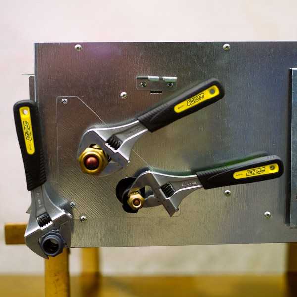 Llave Ajustable de Gran Apertura de 6 pulg y 8 pulg. Expositor de 12 unidades IREGA