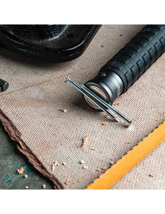 Linterna Big Larry Pro+. Lámpara+cob Recagable, por la Compra de 6 Unidades un Expositor de Regalo NEBO
