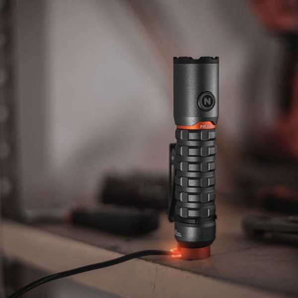 Linterna Torchy 2K. Compacta Recargable, por la Compra de 6 Unidades un Expositor de Regalo NEBO