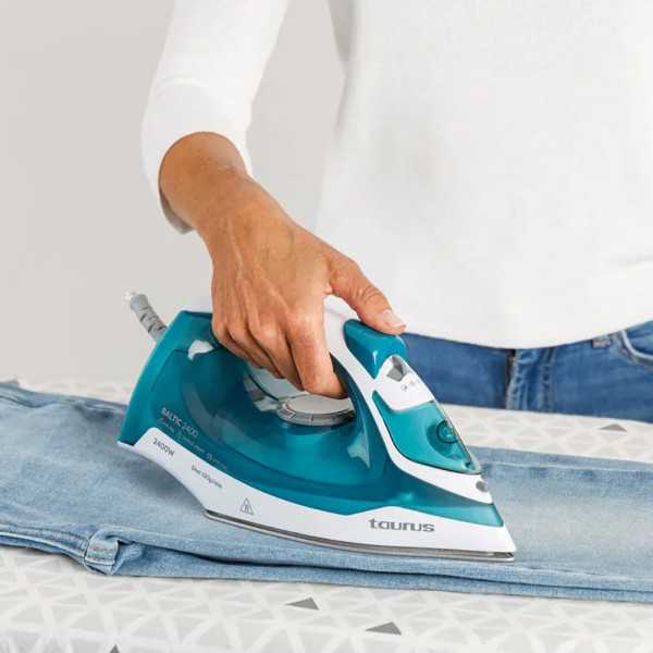 Plancha de Vapor Baltic 2400 W TAURUS