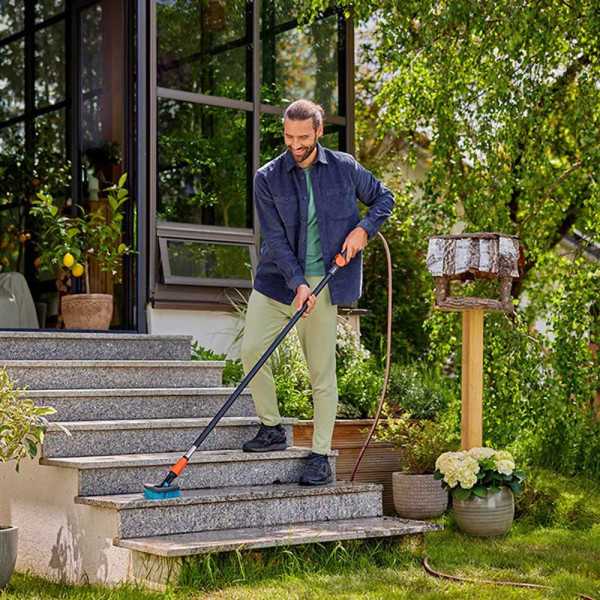 Cepillo de Cerdas Duras Triangular Flex para Limpieza de Superficies Duras y Rincones Cleansystem GARDENA