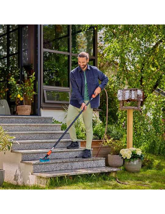 Cepillo de Cerdas Duras Triangular Flex para Limpieza de Superficies Duras y Rincones Cleansystem GARDENA