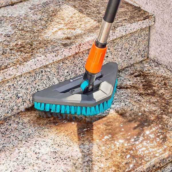 Cepillo de Cerdas Duras Triangular Flex para Limpieza de Superficies Duras y Rincones Cleansystem GARDENA