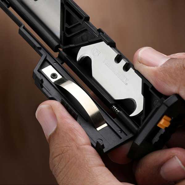 Cúter Recargable con 5 + 5 Hojas TOUGHBUILT