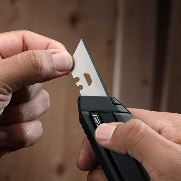 Cúter Recargable con 5 + 5 Hojas TOUGHBUILT
