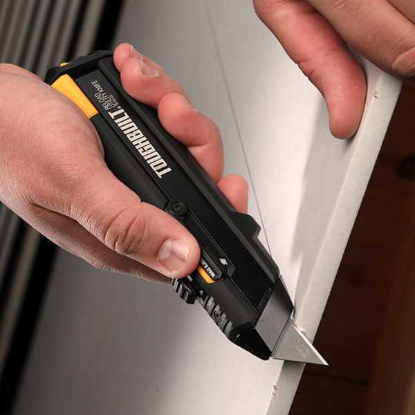 Cúter Recargable con 5 + 5 Hojas TOUGHBUILT