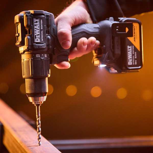 Kit Taladro Percutor DCD86 Mclaren Xr 18 V, + Atornillador Impacto DCF86 + 2 Baterías 5 Ah + Cargador DEWALT