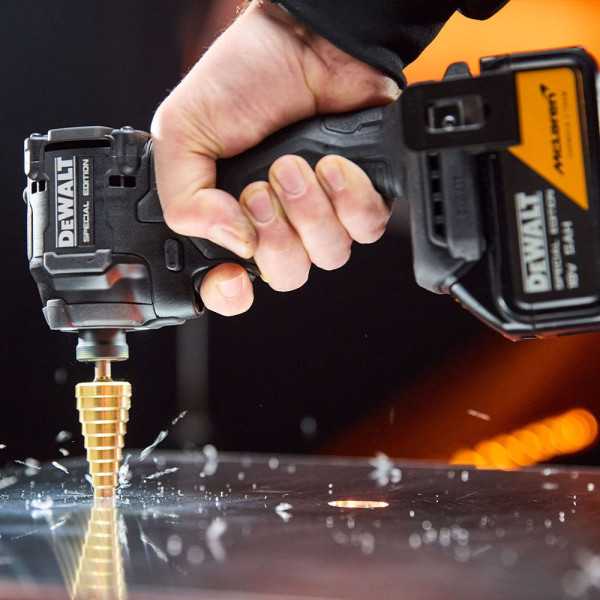 Kit Taladro Percutor DCD86 Mclaren Xr 18 V, + Atornillador Impacto DCF86 + 2 Baterías 5 Ah + Cargador DEWALT