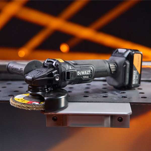 Mini Amolardora sin Escobillas Mclaren Xr 18 V Ø125 mm con 2 Baterías 5 Ah y Cargador DEWALT