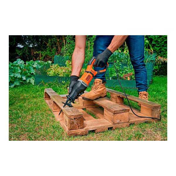 Sierra de Sable 750W con Cable BLACK+DECKER