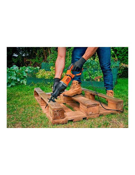Sierra de Sable 750W con Cable BLACK+DECKER