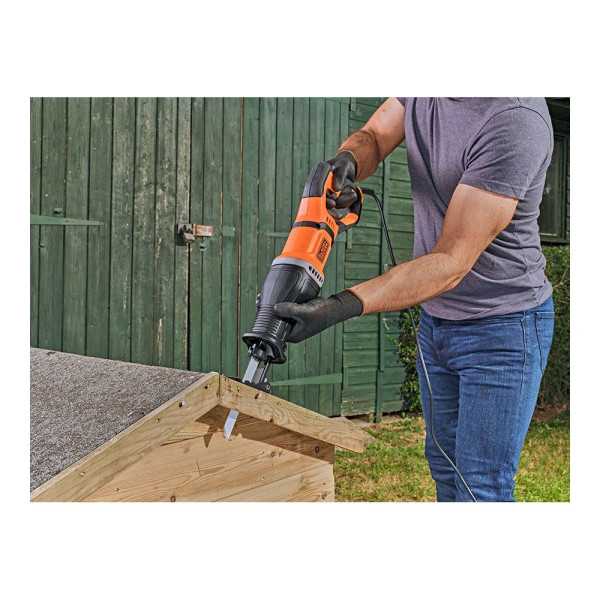 Sierra de Sable 750W con Cable BLACK+DECKER