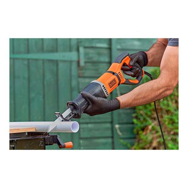 Sierra de Sable 750W con Cable BLACK+DECKER