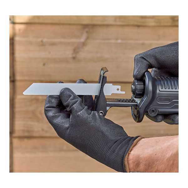 Sierra de Sable 750W con Cable BLACK+DECKER