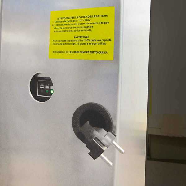 Escalera con plataforma y plano de carga eléctrico Altura máxima de carga 3,35 m PICK25 FARAONE