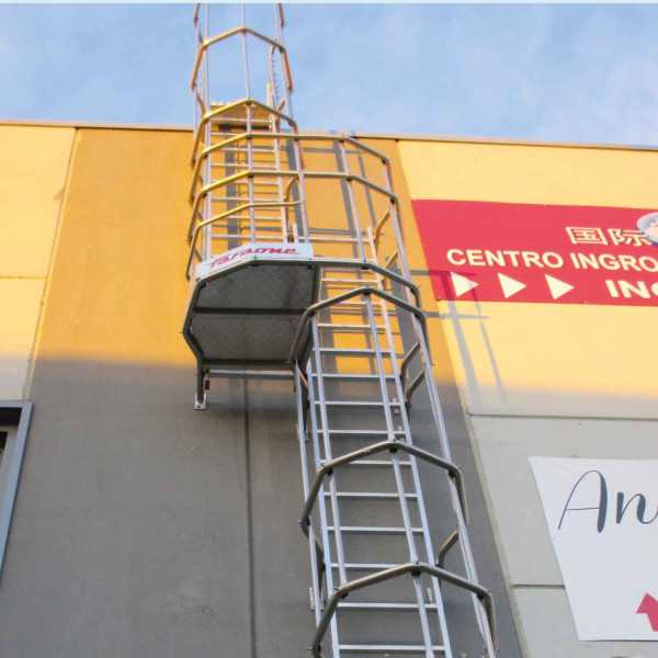 Escalera vertical de seguridad con jaula y descansillo Altura de pared entre 7.12 - 7.40 m SVS1-740 FARAONE