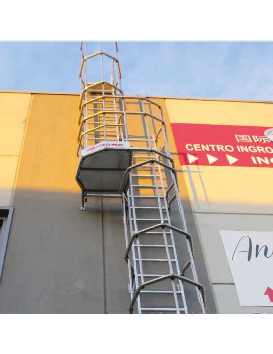 Escalera vertical de seguridad con jaula de protección Altura de pared entre 8.52 - 8.80 m SVS880 FARAONE