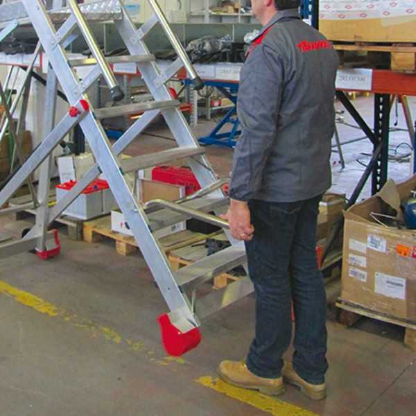 Escalera de almacén con plataforma y ruedas. 3 peldaños SMTS70 FARAONE