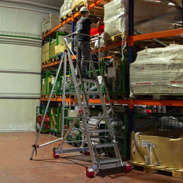 Escalera de almacén con plataforma y ruedas. 4 peldaños SMTS100 FARAONE